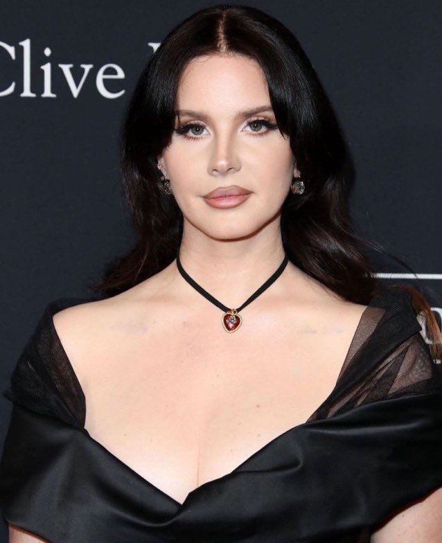 PopCulture2000s's tweet image. oh lana del rey at the pre-grammys