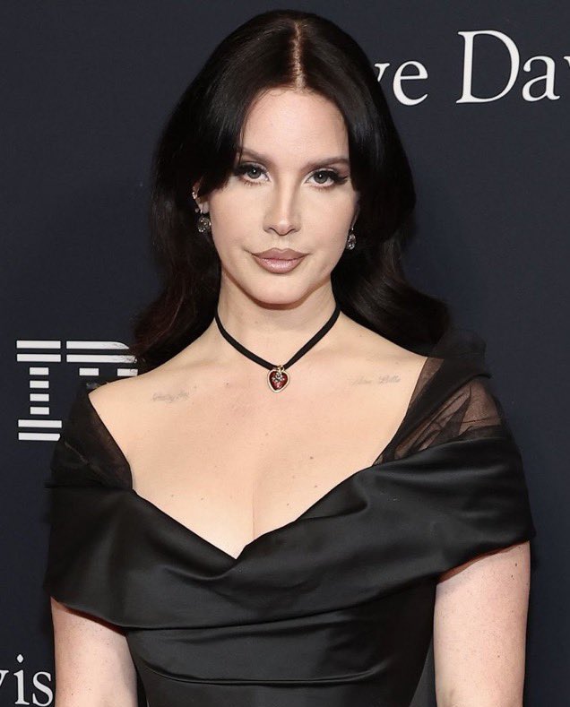 PopCulture2000s's tweet image. oh lana del rey at the pre-grammys