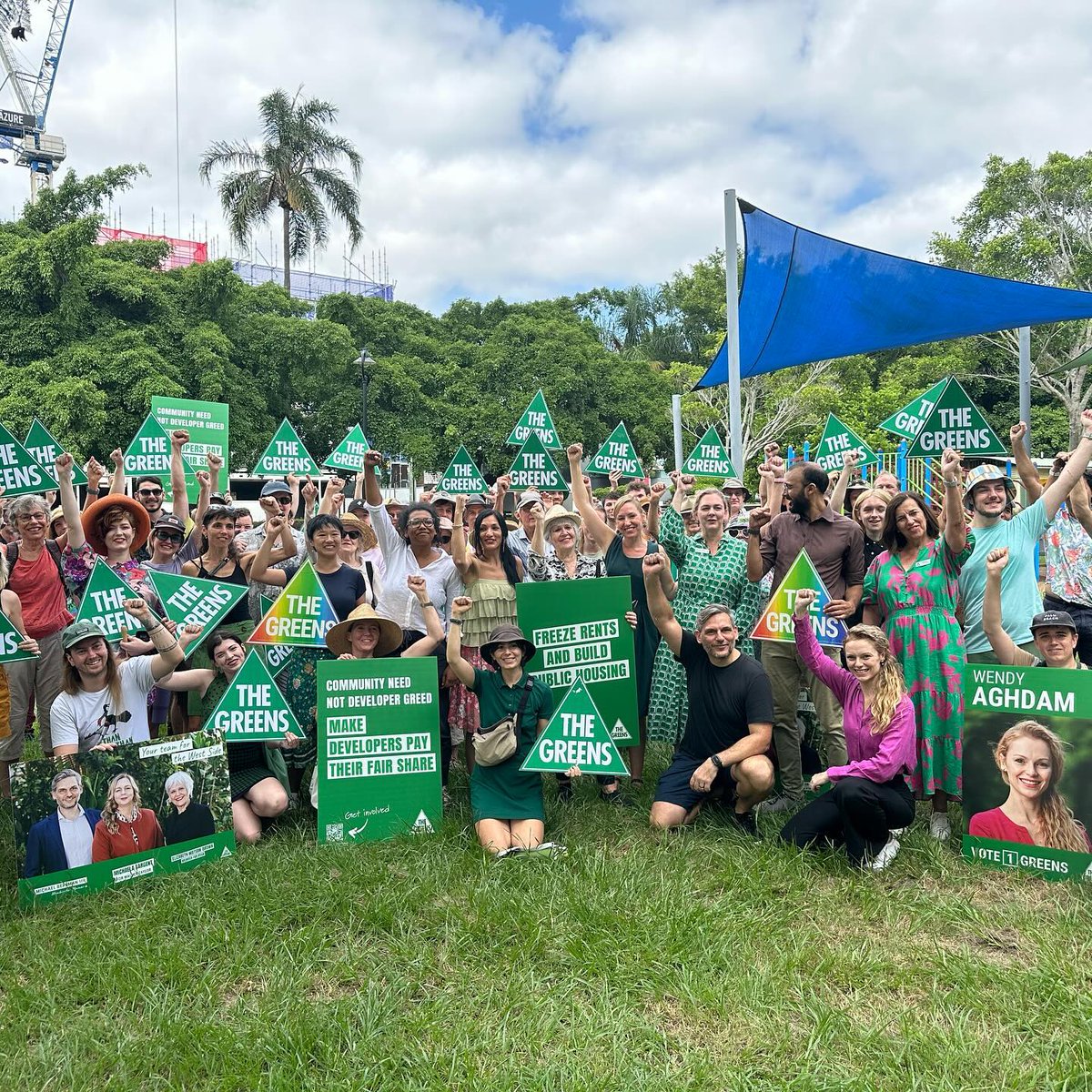 What a huge Green wave weekend 💚 🌊

Big thanks to everyone who joined us to knock on doors across Brissie. It's clear that people are fed up with the tired, old LNP Brisbane City Council &amp; the impacts of dodgy development &amp; budget cuts. Everyone is ready for something better ✊