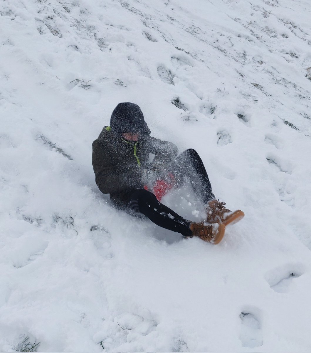 silverhaar1's tweet photo. Winter outdoors @woodside_school - snow play, litter picking, bird watching, bird feeding...#naturecare #fun #learningoutdoors 😊 https://t.co/qg8YCNR9gl