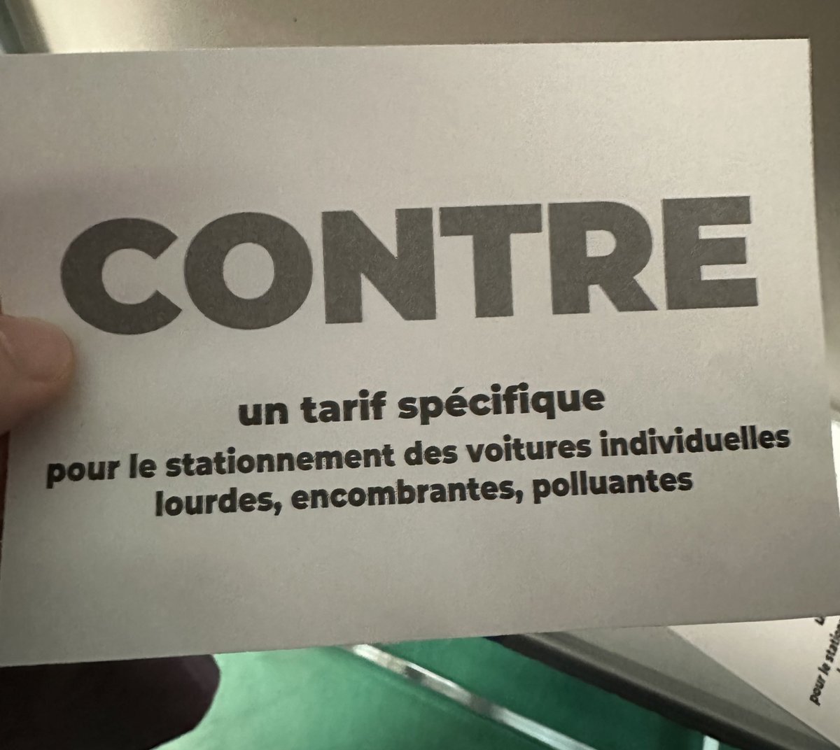 J'ai voté contre 10 ans de massacre de notre ville et une honteuse instrumentalisation des automobilistes pour échapper au #TahitiGate, point culminant des scandales marquant les mandats de Mme Hidalgo. 10 ans d'endettement incontrôlé, d'insécurité et d'insalubrite, de