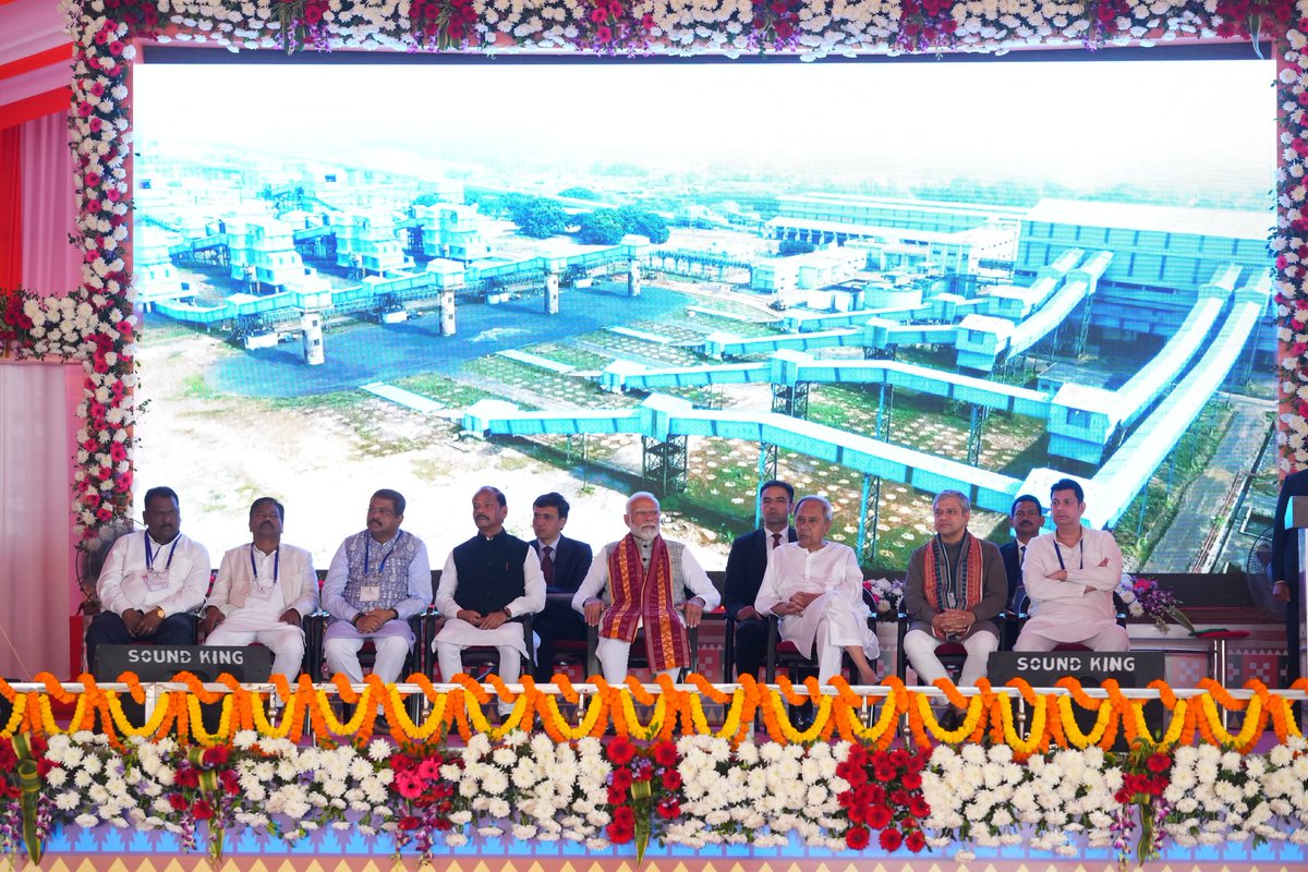 mahanadicoal's tweet photo. Memorable times for #TeamMCL as the Hon’ble Prime Minister inaugurates transformative projects!
Kudos to MCL employees, contractors' workers, and communities for their valuable contributions.
Together, we're shaping a sustainable future. 🌿💪 #SustainableMCL #CommunityImpact https://t.co/OLeOTRn1RX
