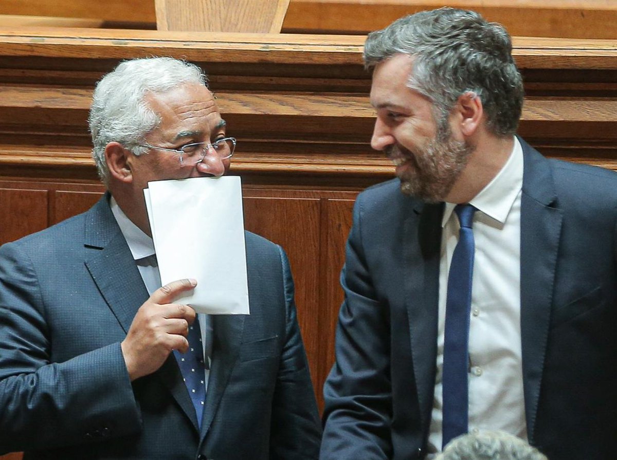 Basicamente e resumidamente:

-A polícia está de rastos;
-O exército só tem altas patentes;
-As escolas não têm professores;
-Os hospitais estão sem médicos;
-Os portugueses não arranjam casa;
-Os tribunais avançam a conta gotas;
-A corrupção aparece a cada esquina;
-Os concursos