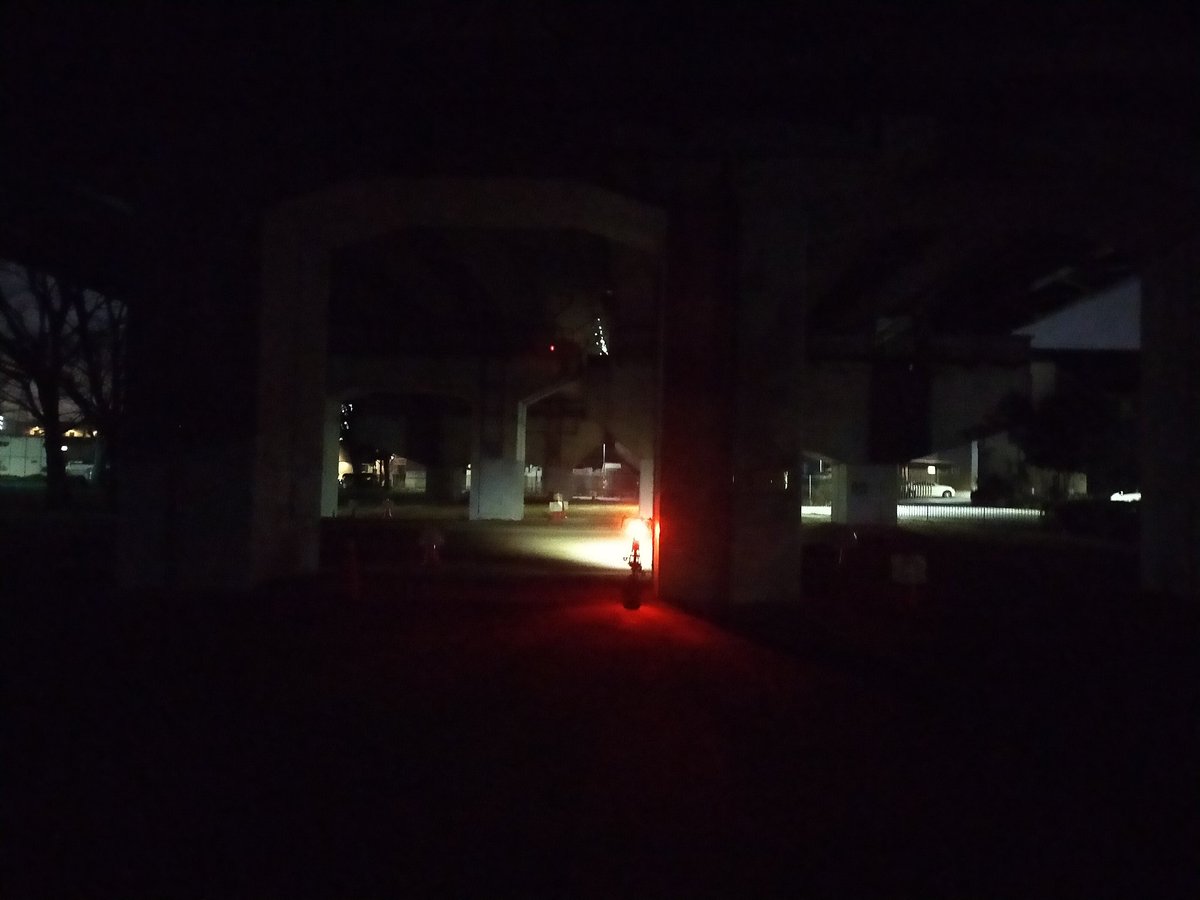 minuma_biker's tweet image. 初の夜ライド、照射パターン確認
横に回り込むデザインでは無いものの横からの視認性は思った以上
ただ路面の照射はもう少し左右に広がってて欲しかったかな
#iGPSport #TL30