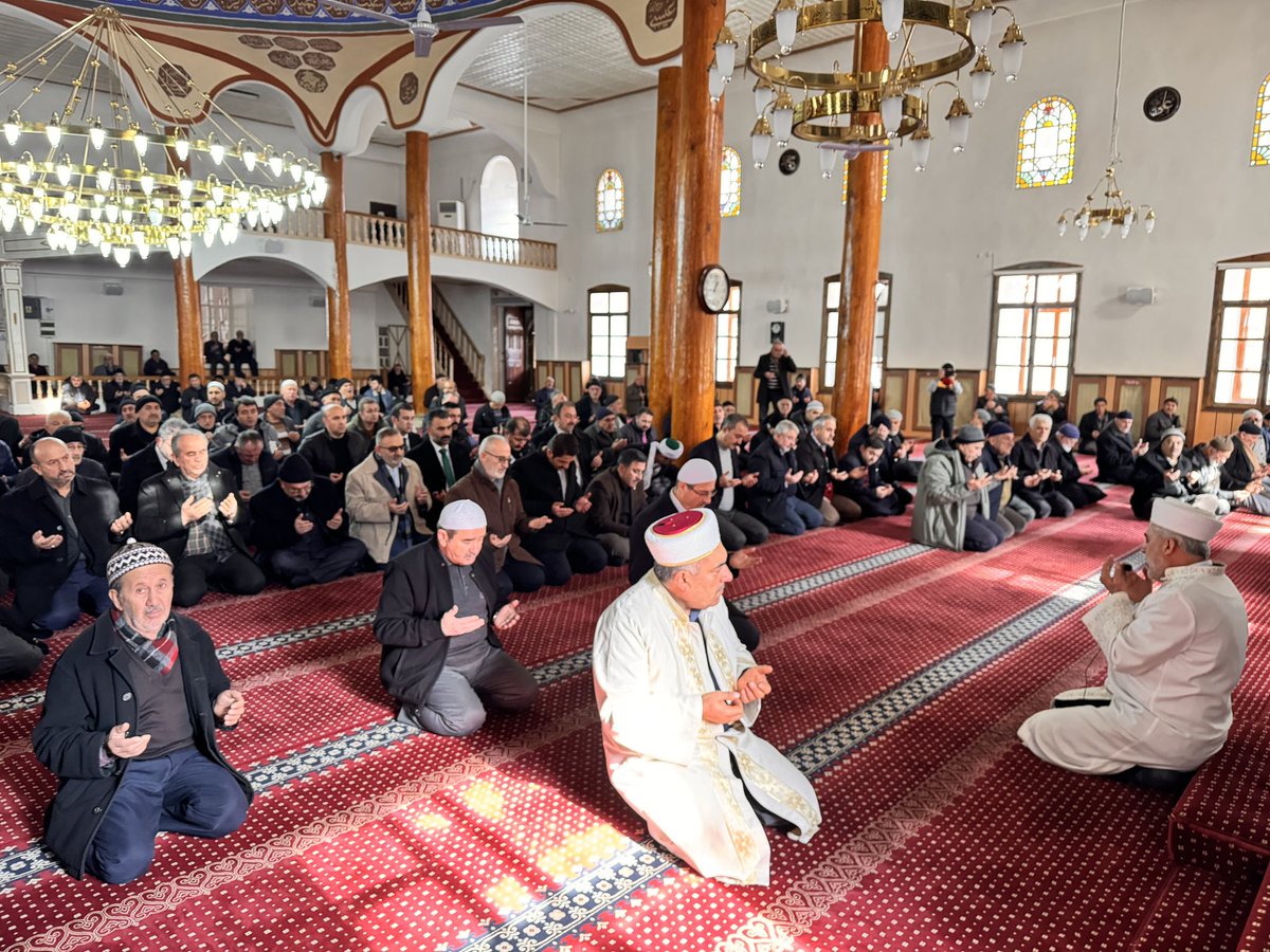 HibrahimASGIN's tweet photo. Son devrin din mazlumlarından büyük âlim İskilipli Atıf Hoca'yı şehadetinin 98. sene-i devriyesinde kabri başında dualarla, İskilip Ulu Camii’de Mevlîd-i Şerîf ile yâd ettik. 

Ruhu şâd, mekanı cennet olsun. https://t.co/Dezbd00Js2