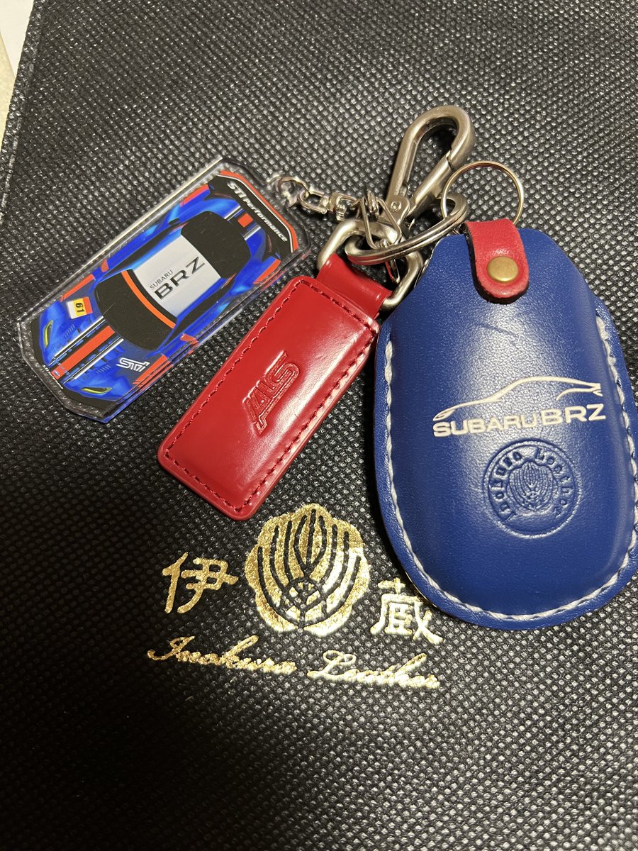 uzushio_2600's tweet photo. 完全にあげ忘れてたけどこれ最高じゃね?
留め具はSTIをイメージしてピンクで
結構気に入ってる笑
#伊の蔵レザー
#DesignedbyHide
#BRZ
#ZD8 https://t.co/SKTPOiUA4D