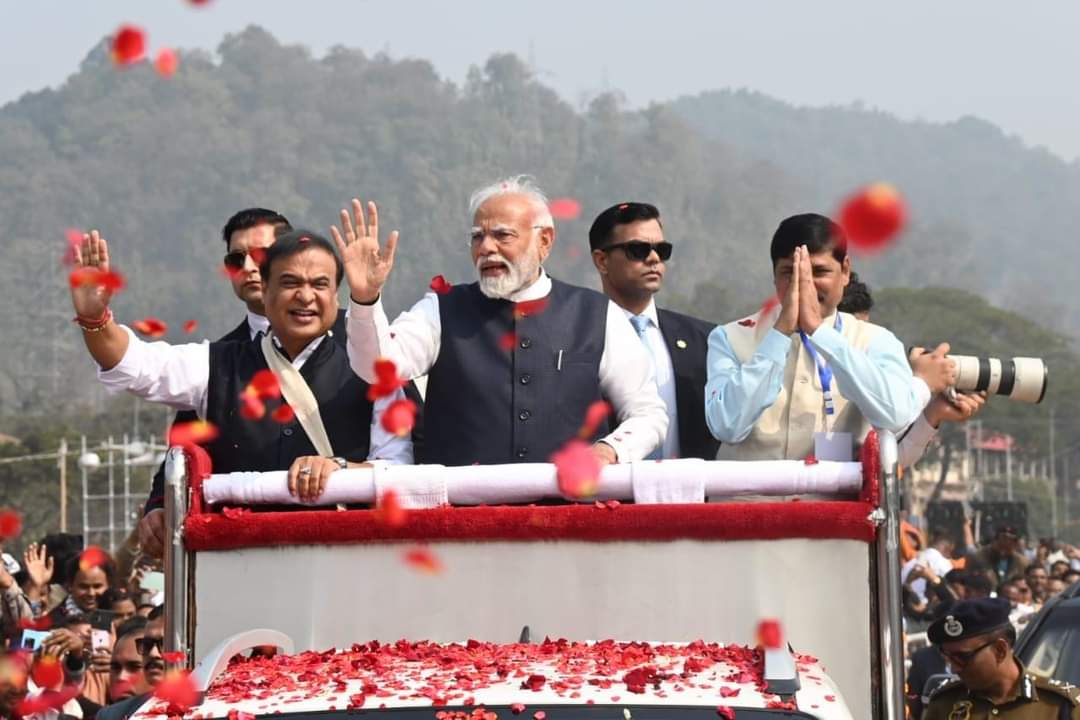 tarangagogoi's tweet photo. Today, I had the privilege of witnessing Hon'ble PM Shri @narendramodi ji address a massive gathering of over two lakh people in Guwahati. Hon’ble PM brought a new dimension to Assam's developmental journey under the visionary leadership of HCM Dr. @himantabiswa dangoriya. https://t.co/i9WfcmD6rb