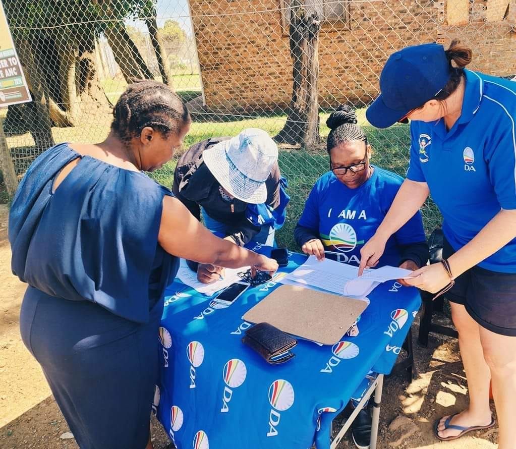 DAEasternCape's tweet image. 📌Kwanomzamo! - Democratic Alliance Kouga

Register to vote at your nearest voting station today or register online at check.da.org.za #RescueSA #RegisterToVoteDA