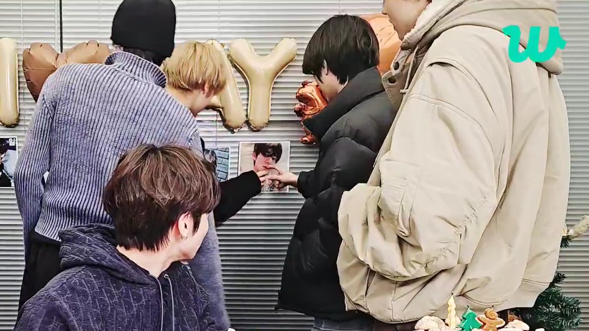 eloquestlydae's tweet photo. THEY'RE LOOKING AT THE TAEHYUN BED PIC LIKE AN ART IN A MUSEUM 😭 https://t.co/bhkwdaIneP