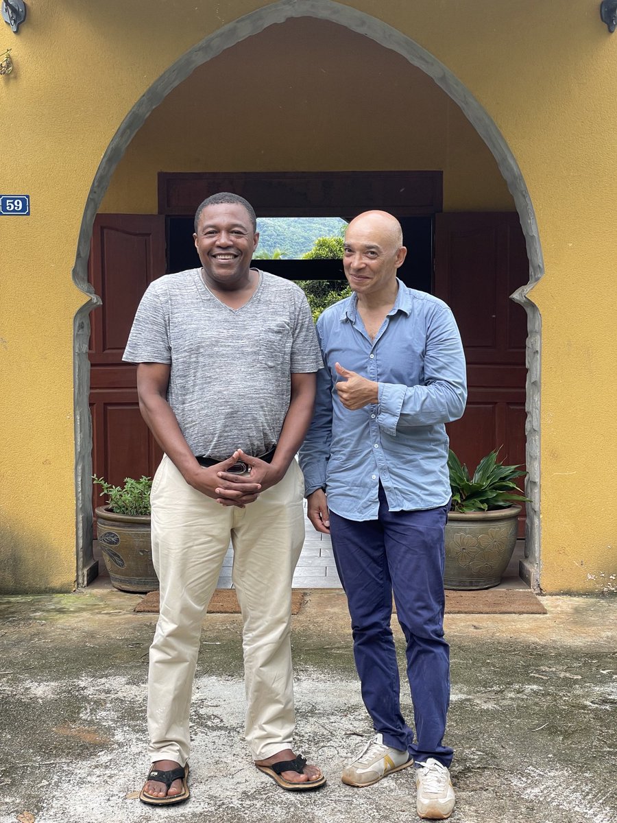 Avec Daniel Henry, le fils de martial Henry, grand militant de Mayotte française et du Modem, devant son restaurant : le Diwan, à Combani ! Délices et girofles sous le regard des lémuriens…