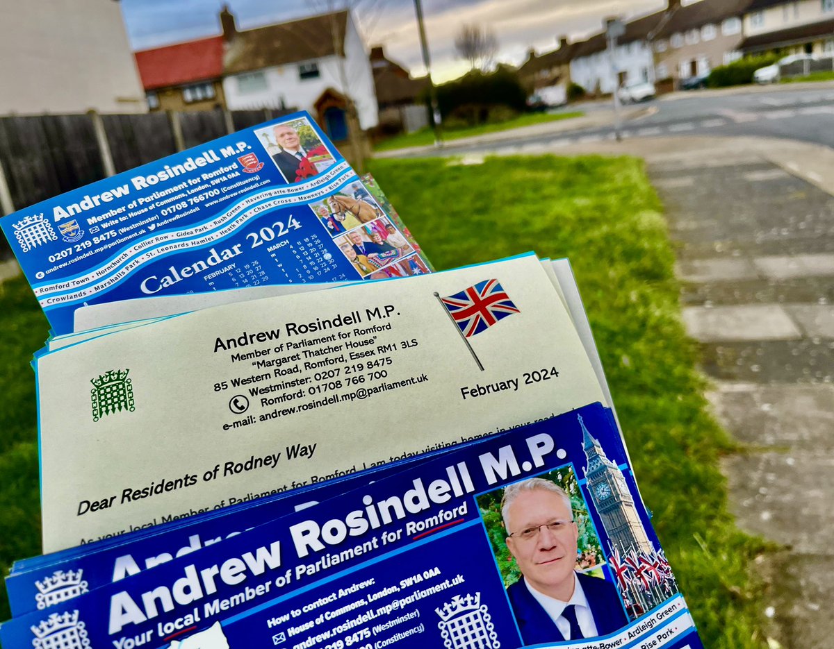 AndrewRosindell's tweet photo. Out and about on the ‘Battleships’ estate, Collier Row, visiting residents and seeing many old friends, discussing local and national issues, including dismay and anger over Mayor Khan’s control over Havering and Labour’s plans to build more ugly highrise blocks in Romford!🏡🇬🇧 https://t.co/pvAqq8wy5O