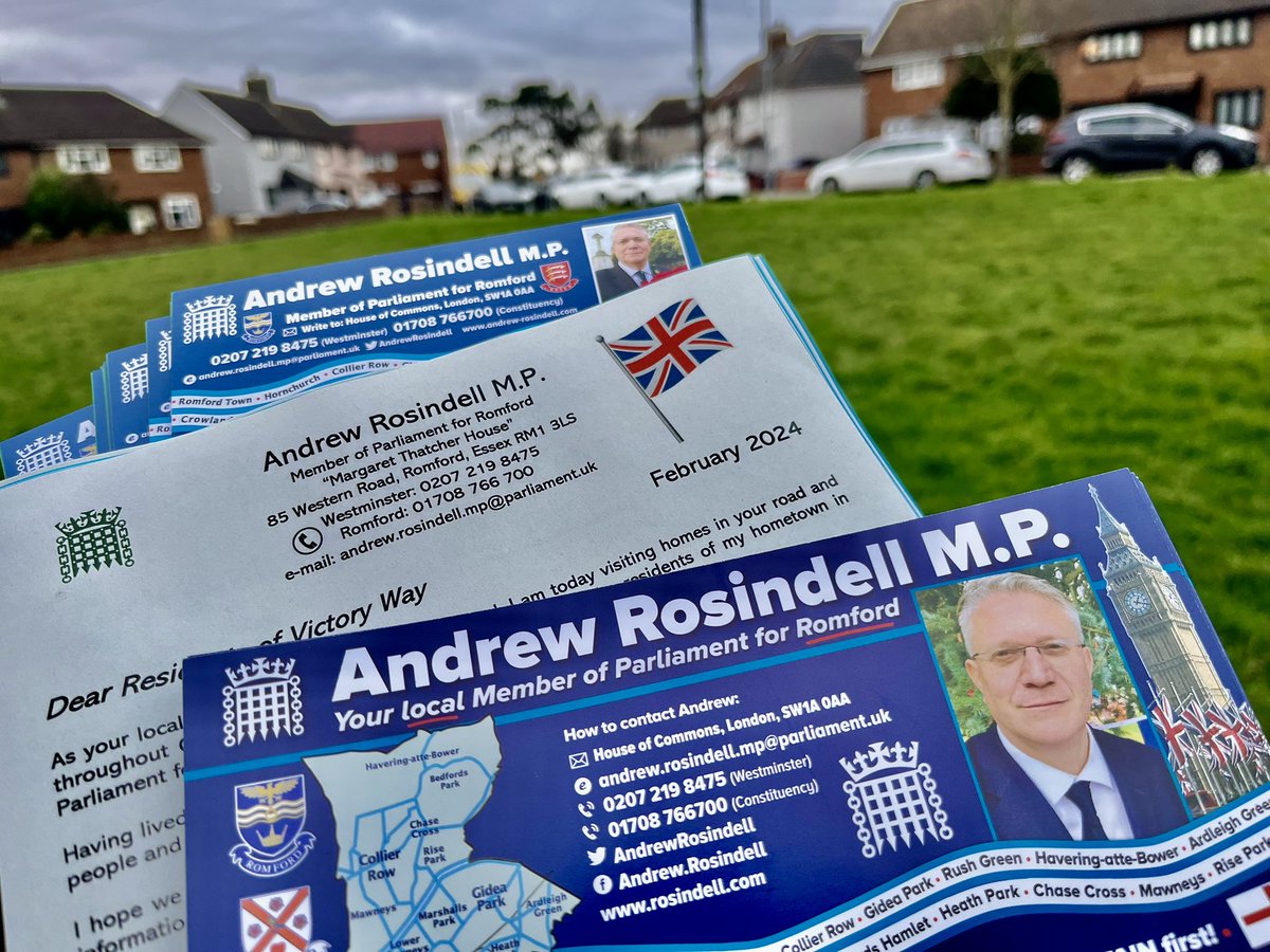 AndrewRosindell's tweet photo. Out and about on the ‘Battleships’ estate, Collier Row, visiting residents and seeing many old friends, discussing local and national issues, including dismay and anger over Mayor Khan’s control over Havering and Labour’s plans to build more ugly highrise blocks in Romford!🏡🇬🇧 https://t.co/pvAqq8wy5O