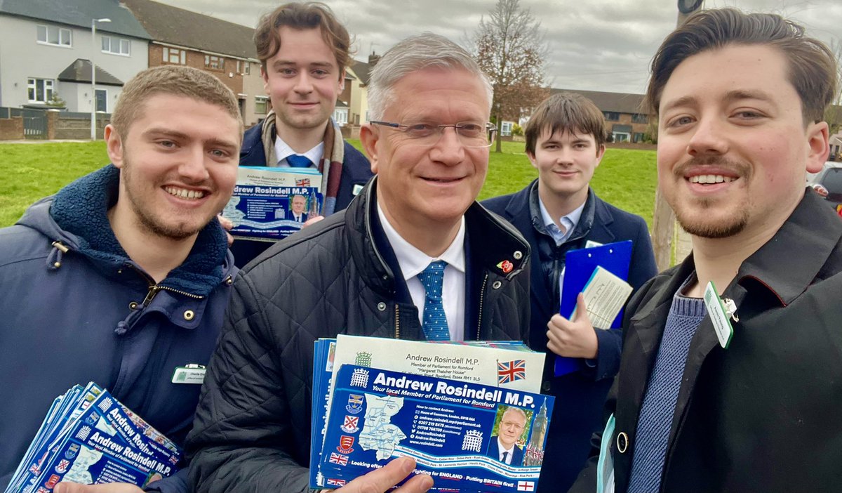 AndrewRosindell's tweet photo. Out and about on the ‘Battleships’ estate, Collier Row, visiting residents and seeing many old friends, discussing local and national issues, including dismay and anger over Mayor Khan’s control over Havering and Labour’s plans to build more ugly highrise blocks in Romford!🏡🇬🇧 https://t.co/pvAqq8wy5O