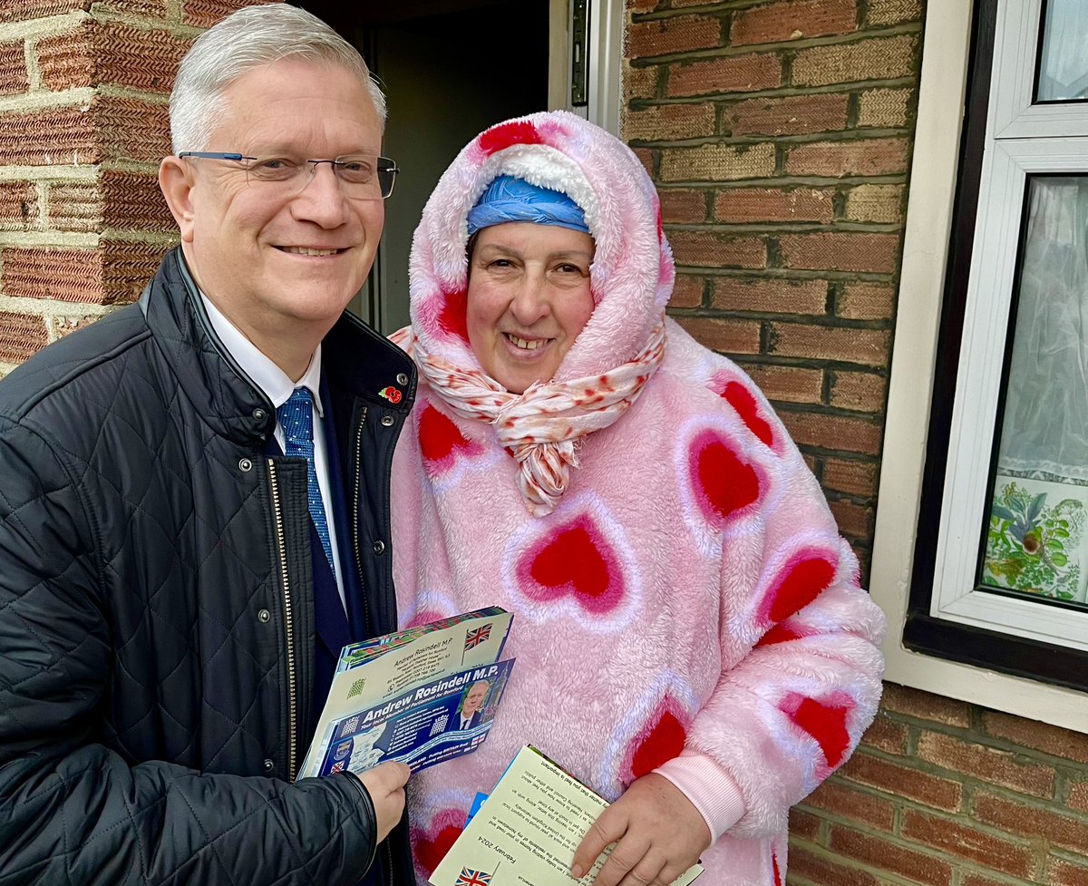 AndrewRosindell's tweet photo. Out and about on the ‘Battleships’ estate, Collier Row, visiting residents and seeing many old friends, discussing local and national issues, including dismay and anger over Mayor Khan’s control over Havering and Labour’s plans to build more ugly highrise blocks in Romford!🏡🇬🇧 https://t.co/pvAqq8wy5O