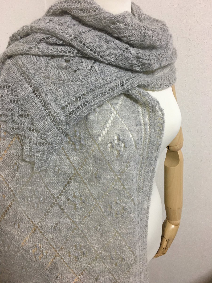 itowokasi033's tweet photo. @JIN0039 さんデザインの #春待ちショール を編みました。
糸はHolstgarnのTITICACA。
私史上最高難度で💦あちこち間違えているし綺麗に編めませんでしたが、富岡シルクさんのコンテストでJINさんがデザインした憧れのショールで、完成させられて嬉しいです💕 https://t.co/PQxh27ffFX