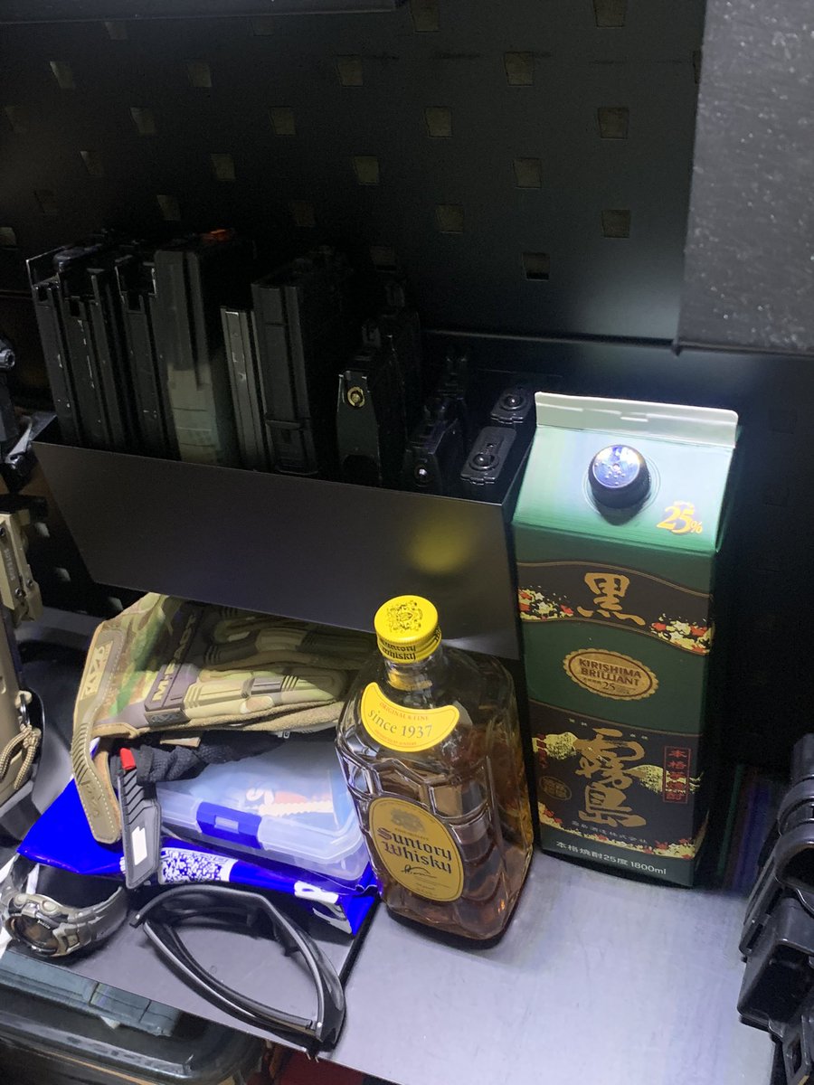 Suneku0731's tweet photo. 最近サバゲーサボり気味だけど仕事ははかどってる。ガンラックが酒置き場になってきたよ。 https://t.co/Cls2eQyeP2