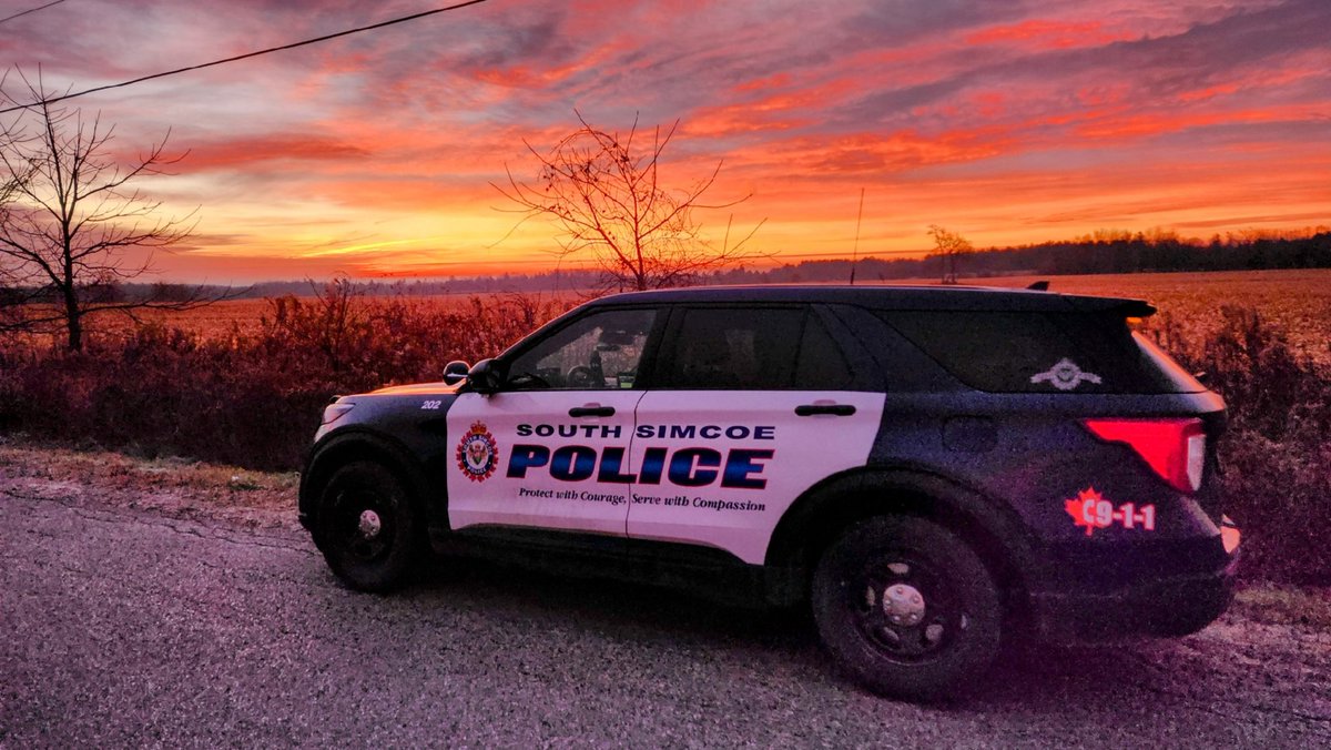 Good morning @TownofBWG and @townofinnisfil! What a view! Have a safe, happy Sunday everyone.  #OnDutyForYou #ViewFromTheOffice #Sunrise 🌅