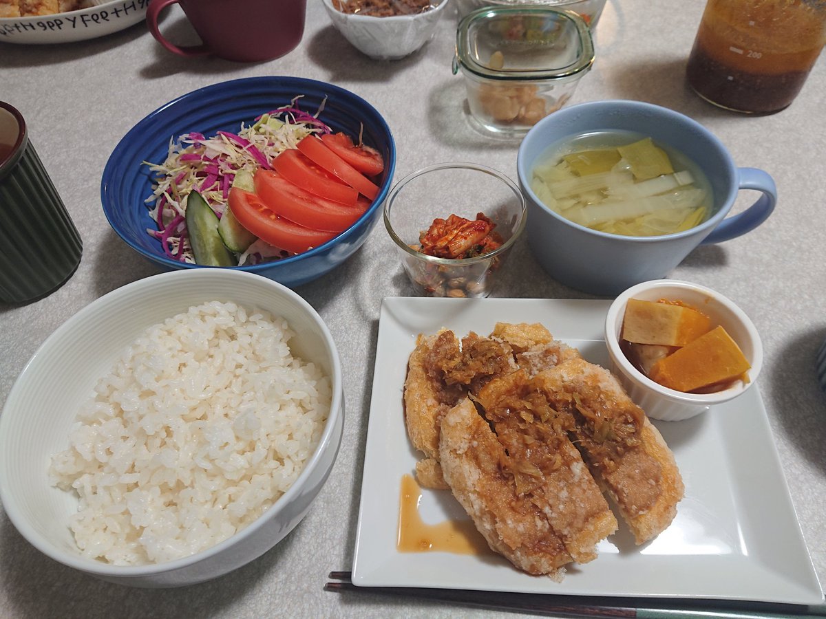 sakusaku_sampo's tweet photo. 今日の晩ごはん
お揚げの油淋鶏風
かぼちゃの炊いたん
白菜と白葱のスープ
納豆、サラダ

ひっくり返したお揚げにベジミートつけて唐揚げに。香味たれかけたらサクサクで美味しー💕次はキノコも混ぜてみたい🤔

#晩ごはん #おうちごはん #菜食 #GreenMeat https://t.co/WldqGrjHrD