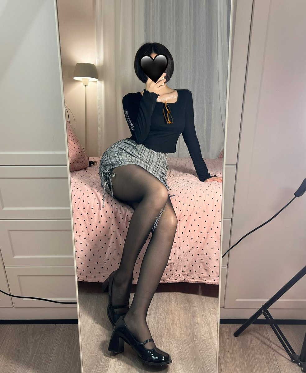 想穿着丝袜抱抱睡觉 往你身上蹭 https://t.co/bFpBXhYbjA