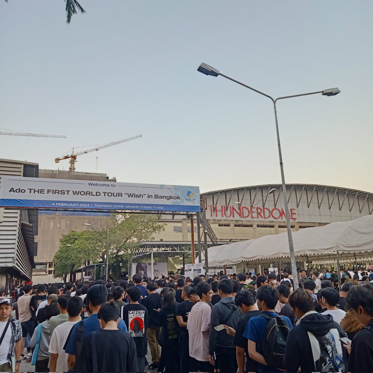 OneUponATimeO's tweet photo. #AdoBKK2024 
หางแถวบัตร Stand B https://t.co/KOn8scGFn5