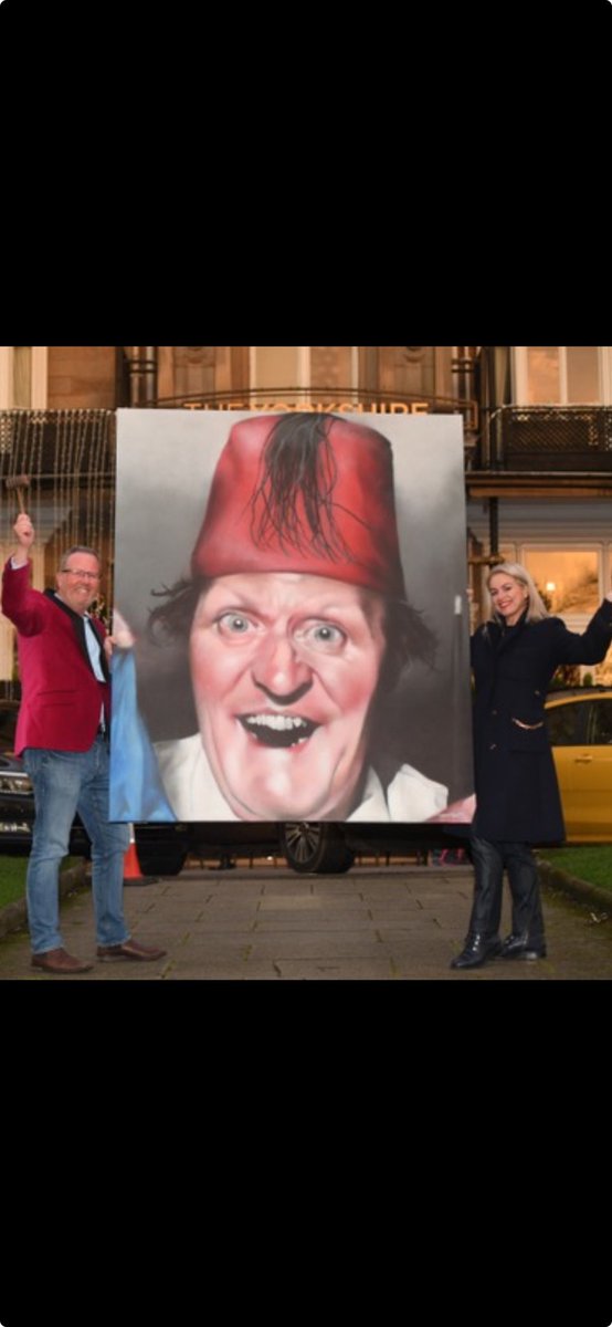 Pink jacket back out on Friday as Im Charity Auctioneer ⁦@RuddingPark⁩ for the #LoveBall for ⁦@MartinHouseCH⁩ Amongst lots, I’m selling this huge original of #TommyCooper by artist Temper, from his ‘Only The Good Die Young’ collection. Get in touch if u want to bid!