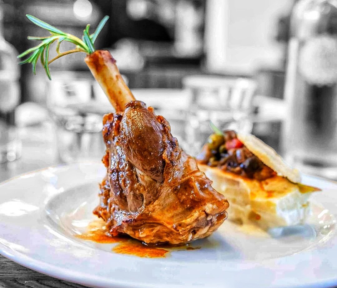 Petit69022314's tweet photo. Lamb mouse confit with honey and thyme, potato and chestnut compression 

Bonjour tout le monde,
La souris d’agneau confite est un plat élégant, délicieux et très savoureux qui ravira les amateurs de viande.😍😘 

@Petit69022314
#foodstarz #chefsteps #culinaryarts #cheflife https://t.co/QXhar93wUE