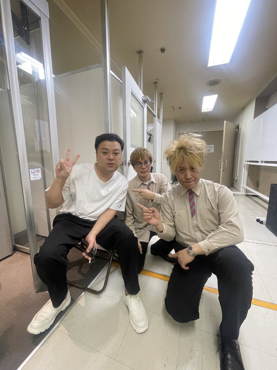 nibugoookawa's tweet photo. 26年間ニブンノゴ！ありがとうございました❗️❗️今までお世話になったルミネの
スタッフさん！作家さん！せいざちゃん❗️
本当にありがとうございました🙇‍♂️❗️❗️
ファンのみんな❗️ありがとうございました❗️🙇‍♂️
そして、トリを僕らにした方が良いと
言ってくれたとろサーモン久保田ちゃん❗️ ありがとう❗️🙇‍♂️ https://t.co/RlAWZ3j5Mh