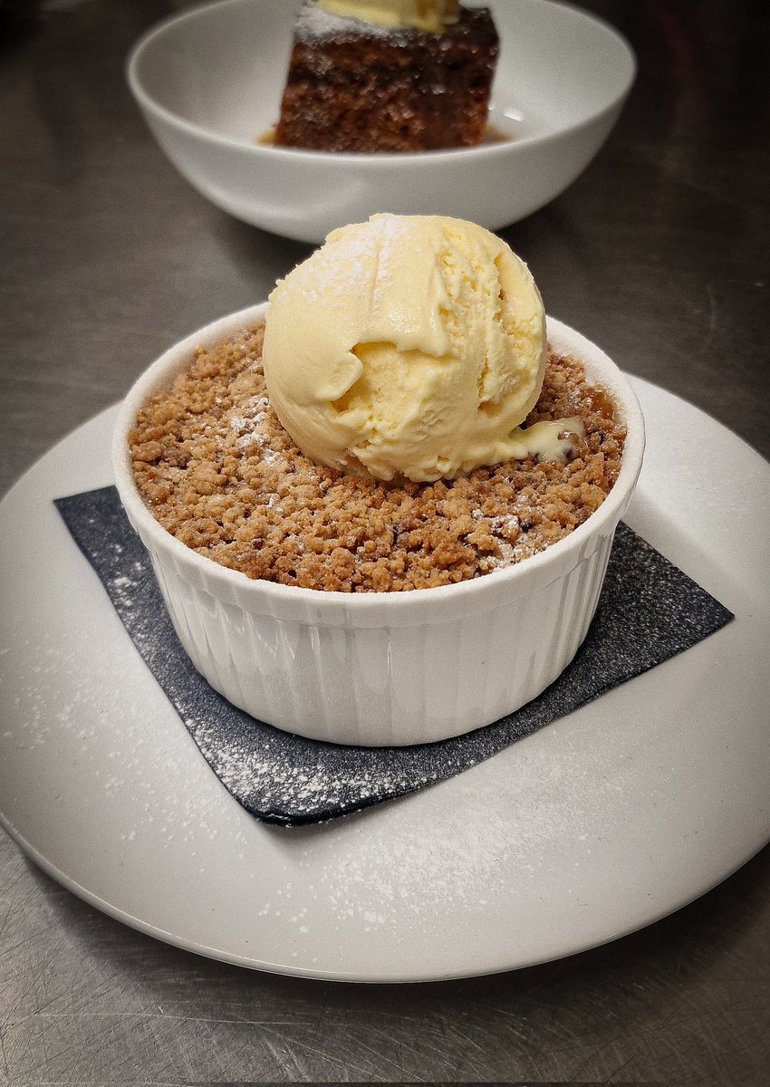Apple crumble with vanilla ice cream 😍
