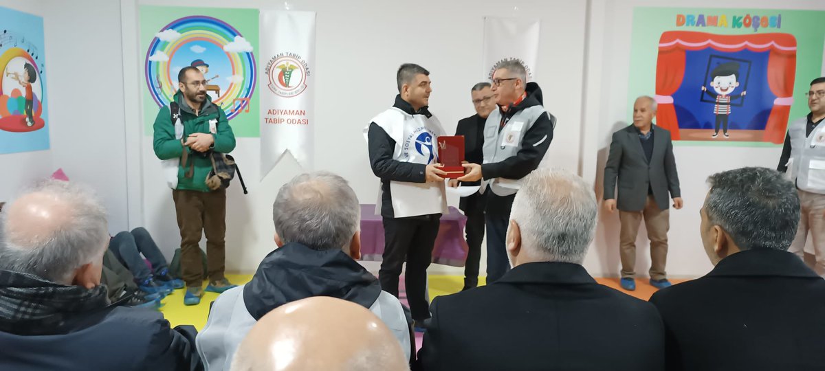 sesgenelmerkezi's tweet photo. TTB tarafından Adıyaman’da açılışı yapılan kreşin açılışına SES Eş Genel Başkanımız Nazan Karacabey, MYK üyelerimiz ve SES Adıyaman Şubesi yönetimimiz ile katlım sağladık.

Depremde yapılan çalışmalardan ötürü TTB tarafından SES Adıyaman şubemize plaket verildi. https://t.co/GgztjrbhIb