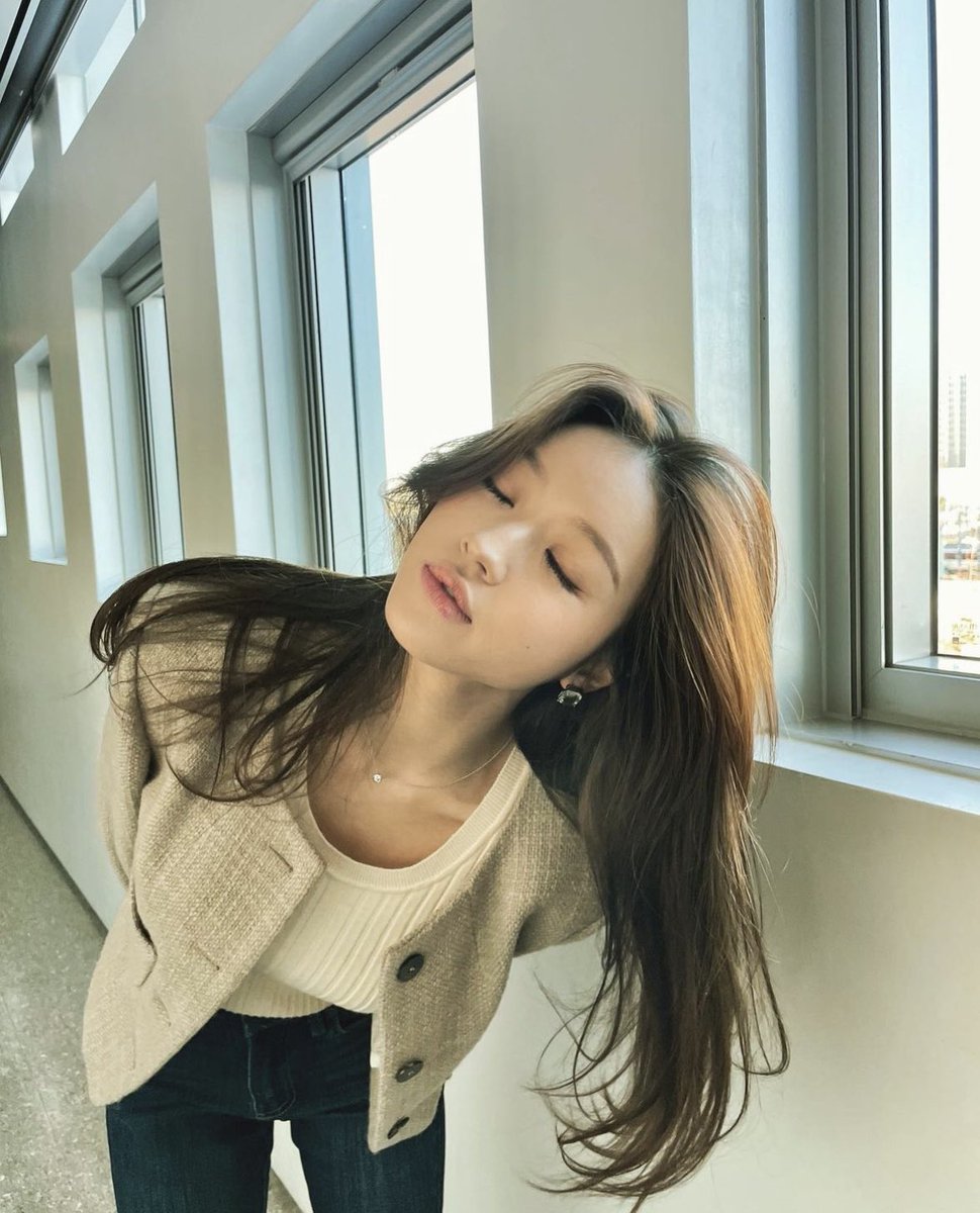 Toebeansgmg's tweet photo. そしていつも美容師さんに理想の前髪や巻き髪を伝える時は大体OH MY GIRLのユアちゃんを見せます🤳🏻🤍清楚で大人っぽくて髪の毛が綺麗に見えるスタイル👼🏻🎶🤍おすすめ✨ https://t.co/KFHlGlLsK2