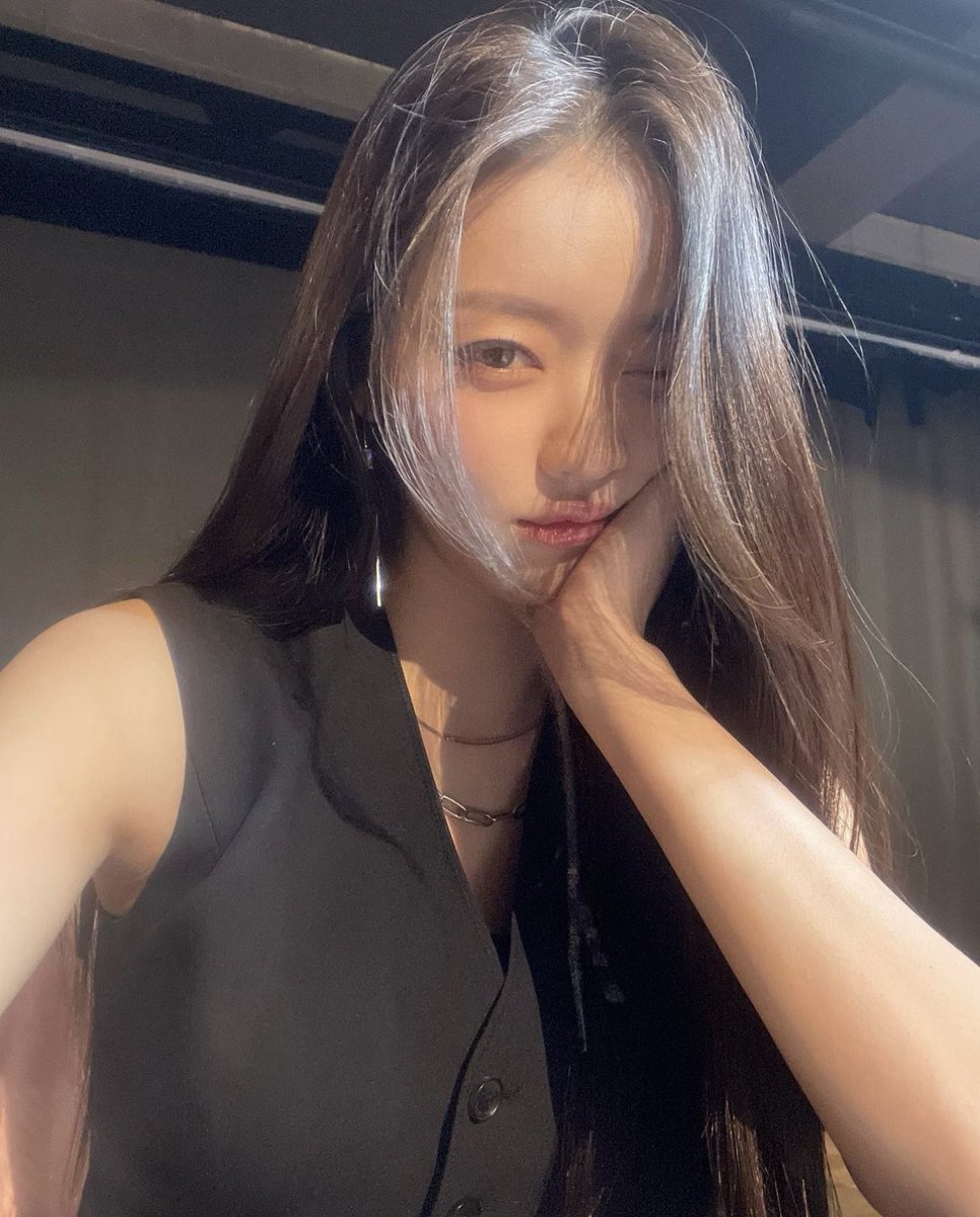 Toebeansgmg's tweet photo. そしていつも美容師さんに理想の前髪や巻き髪を伝える時は大体OH MY GIRLのユアちゃんを見せます🤳🏻🤍清楚で大人っぽくて髪の毛が綺麗に見えるスタイル👼🏻🎶🤍おすすめ✨ https://t.co/KFHlGlLsK2