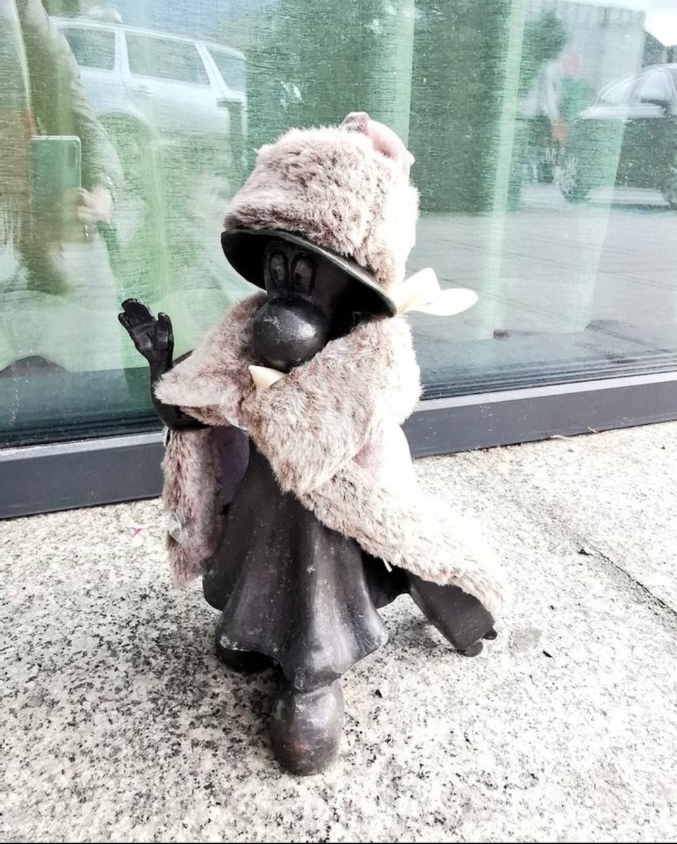 Fana43124688's tweet photo. Beboczka #Rajza in a chic coat for the winter weather in #Katowice. This is the one in front of the #Mercure Hotel.
#Silesia #Śląsk #beboki https://t.co/BzN8qD6YeZ