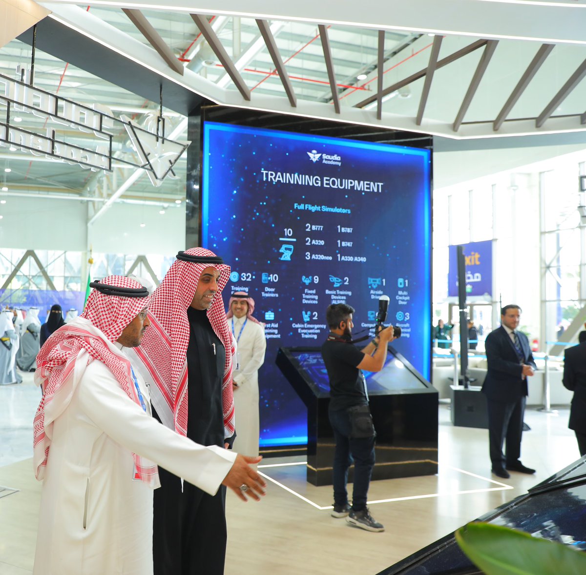 psaa_sbu's tweet photo. معالي مدير عام #مجموعة_السعودية المهندس إبراهيم العُمر, @IbrahimAl_Omar أثناء زيارته ل #السعودية_الأكاديمية في #معرض_الدفاع_العالمي 2024
#للغد_نستعد

H.E. the Director General of Saudia Group @IbrahimAl_Omar, during his visit to #Saudia_Academy  at the #World_Defense_Show 2024 https://t.co/txffIfeeLP