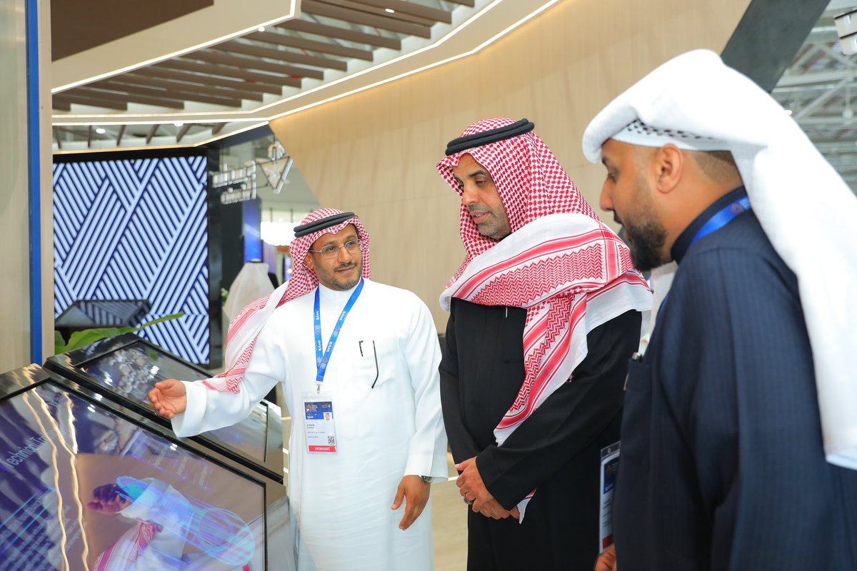 psaa_sbu's tweet photo. معالي مدير عام #مجموعة_السعودية المهندس إبراهيم العُمر, @IbrahimAl_Omar أثناء زيارته ل #السعودية_الأكاديمية في #معرض_الدفاع_العالمي 2024
#للغد_نستعد

H.E. the Director General of Saudia Group @IbrahimAl_Omar, during his visit to #Saudia_Academy  at the #World_Defense_Show 2024 https://t.co/txffIfeeLP