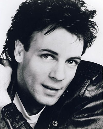 Swordfi65847575's tweet image. #RickSpringfield 85年作は、シンセ、サンプリングを大幅導入。ドラムもギターもキラめく電子音で、アレンジが万華鏡の如くカッコよく決まっている。ただ、、、少しお腹一杯に😁。こうした音の装飾により隠れた感あるけど、やっぱり全曲リックらしいメロディアスな良曲です👍
youtu.be/yvJ1g-gImaQ?si…