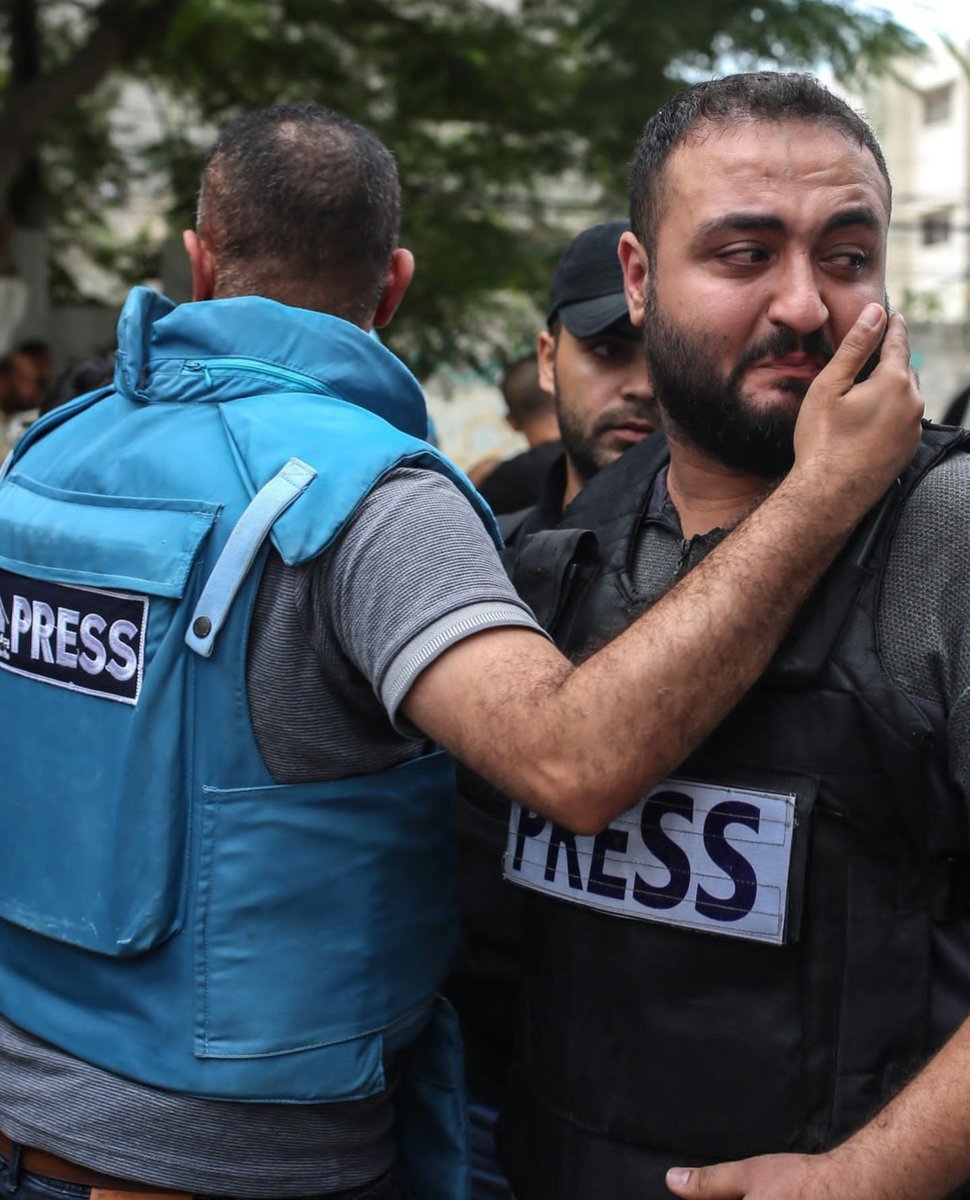 ravindraJourno's tweet photo. If you could relate 🙏

#UN rights experts condemn ‘killing and silencing’ of journalists in Gaza. 

Since 7 October, 122 journalists and media workers have lost their lives in the Gaza Strip, with many others sustaining injuries.

#Gazajournalist @ravindraJourno https://t.co/VUD6qFocm9