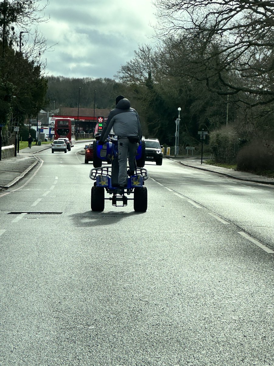 speedfreak57's tweet photo. ⁦⁦@MPSBromley⁩ this idiot seen today around 11 am on Bromley Common turning right into Oakley Road https://t.co/3pGJHONyb1