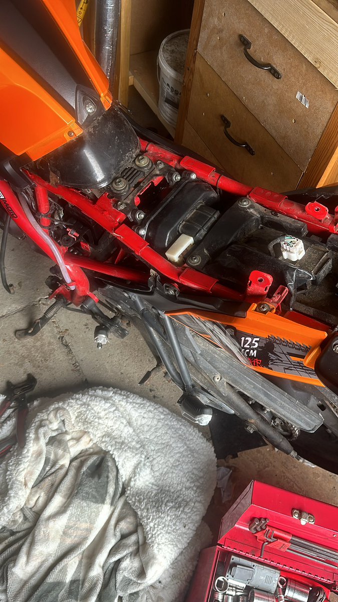 johnatkinson39's tweet photo. Getting the battery of for the sons 125 look at the way he put it away rust on the chain dirt he doesn’t deserve anything https://t.co/HJ22P9MkZi