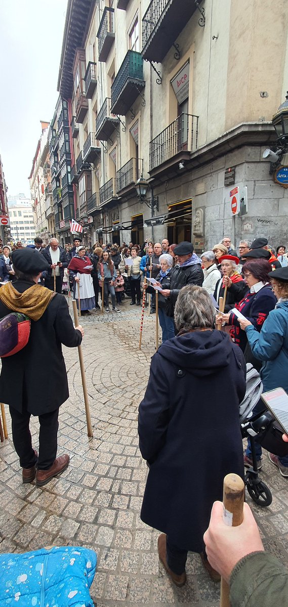 konpartsak's tweet photo. Lurra, esna zaitez. Bezperako koplak ospatzen.
#Bilboko Konpartsak
#Gorajaiherrikoiak https://t.co/ZoEi4j8zDh