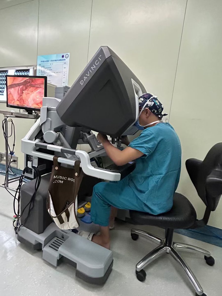IEricDaniel's tweet photo. A extremely busy week preceding the Chinese New Year ( 21 surgeries in 6 days). Among the samples is a stunning crystal stone. https://t.co/BD2fApplyE