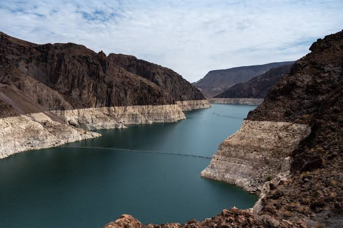 TheInsiderPaper's tweet photo. NEW - A climate-fueled "bomb cyclone" will dump more than 8 trillion gallons of precipitation will fall on California in the next few days. Almost enough to entirely fill Lake Mead: Meteorologist Ryan Maue https://t.co/YumpHbpLZt