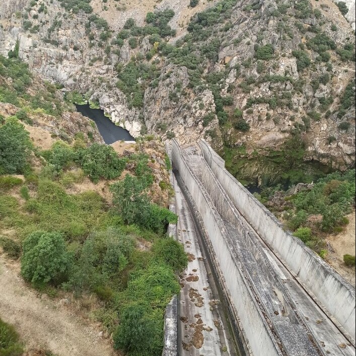La presa de Almendra, también conocida como salto de Villarino, es una de las mayores presas de Europa 😍 La altura en su zona céntrica mide 193 metros y la longitud total más de 3 kilómetros. #zamoraenamora #turismozamora #descubrezamora #turismo #zamora #patrimonio