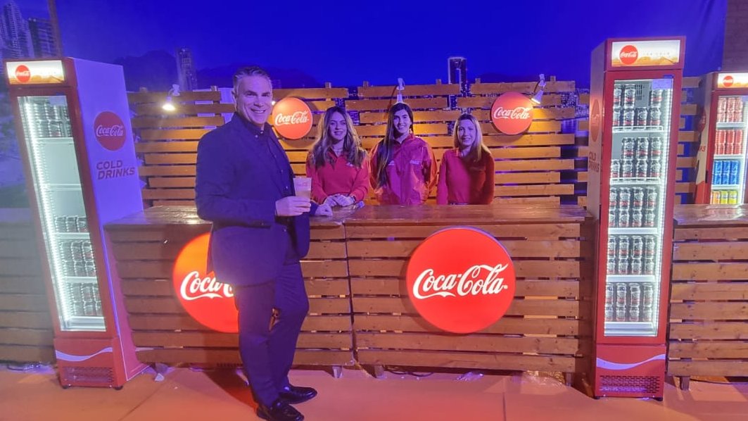 ramonalonsocc's tweet photo. 11 de Mayo 24, final de #Eurovision, con @nebulossa_oficial y su “ZORRA”. Gracias al personal de @CocaColaEP_es  han hecho que el #BenidormFest24  fuera perfecto. Nuevamente #AromaticBerry ha sido el mixer más disfrutado.
#España #RoyalBliss #Eurovision #BenidormTeEspera https://t.co/gfftYZHHQq