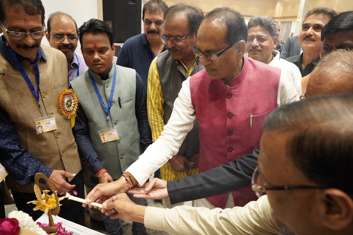 OfficeofSSC's tweet photo. "दोस्ती का रिश्ता हमेशा जीवित रहता है।"

माननीय श्री @ChouhanShivraj जी ने आज हमीदिया ओल्ड स्टूडेंट एसोसिएशन द्वारा आयोजित कार्यक्रम में सहभागिता की और दोस्तों के साथ पुरानी स्मृतियों को ताजा किया। https://t.co/LxMAyVvHOn