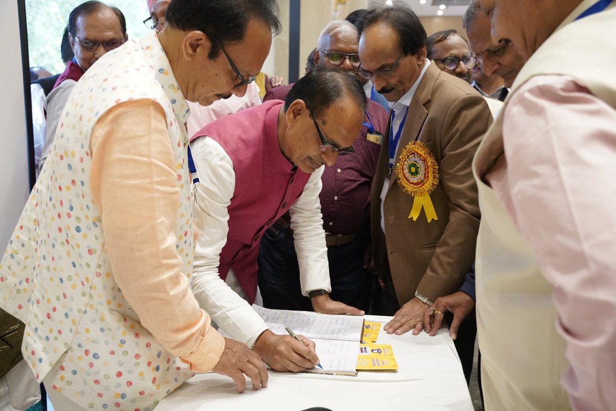 OfficeofSSC's tweet photo. "दोस्ती का रिश्ता हमेशा जीवित रहता है।"

माननीय श्री @ChouhanShivraj जी ने आज हमीदिया ओल्ड स्टूडेंट एसोसिएशन द्वारा आयोजित कार्यक्रम में सहभागिता की और दोस्तों के साथ पुरानी स्मृतियों को ताजा किया। https://t.co/LxMAyVvHOn