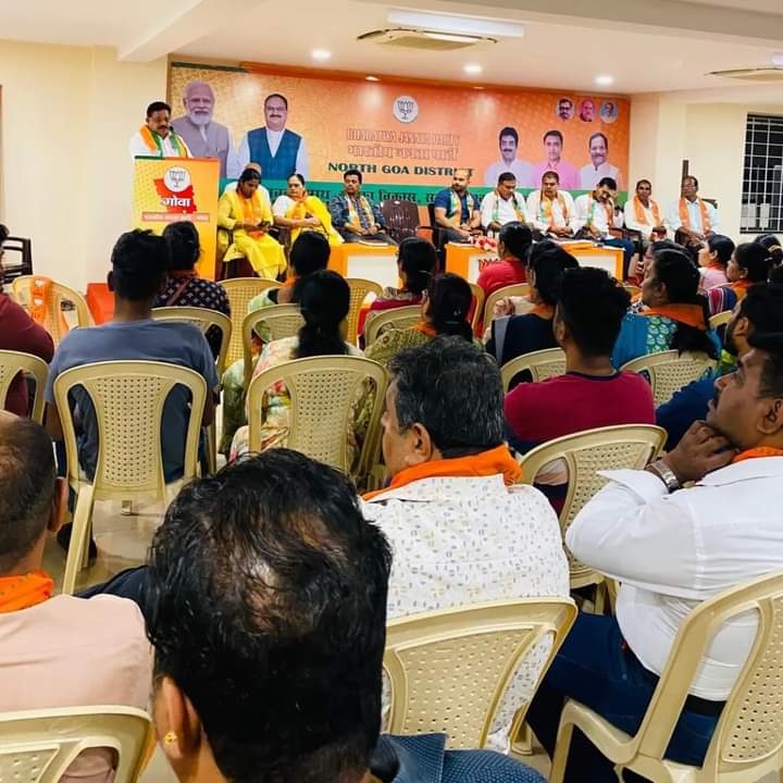 DayanandSopte's tweet photo. Conducted a meeting of Pramukh Karyakarta's of Mapusa Constituency along with Mapusa MLA &amp; Hon'ble Deputy Speaker of Goa Shri @joshuadesouzaofficial . https://t.co/7PKEZu99Lg