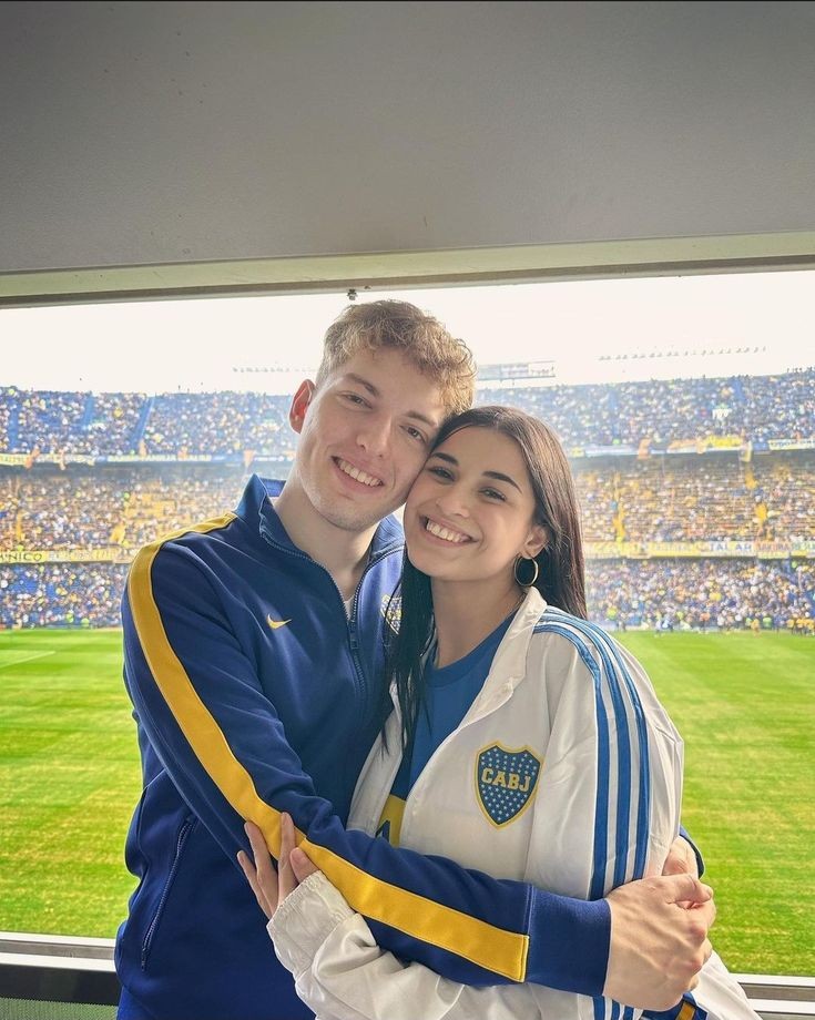 Que se sentirá ir a la cancha del club que amas con una persona que amas????
Yo no me pienso morir sin saber que se siente