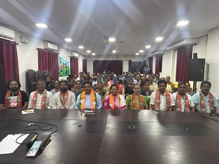DayanandSopte's tweet photo. Conducted meeting of pramukh karyakarta of siolim Constituency alongwith siolim.  MLA Smt. Delilah Lobo . https://t.co/2Ng0ongDUO