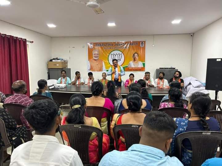 DayanandSopte's tweet photo. Conducted meeting of pramukh karyakarta of siolim Constituency alongwith siolim.  MLA Smt. Delilah Lobo . https://t.co/2Ng0ongDUO