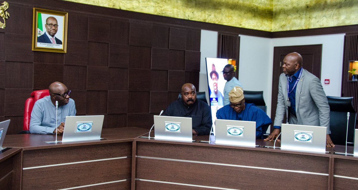 iuokadaofficial's tweet photo. Transforming Education Together: Igbinedion University Okada and Edo State Governor unite for unprecedented reforms in education and civil service. 🌟📚 #PartnersInProgress #BrighterFutureAhead https://t.co/QehD47SUWO